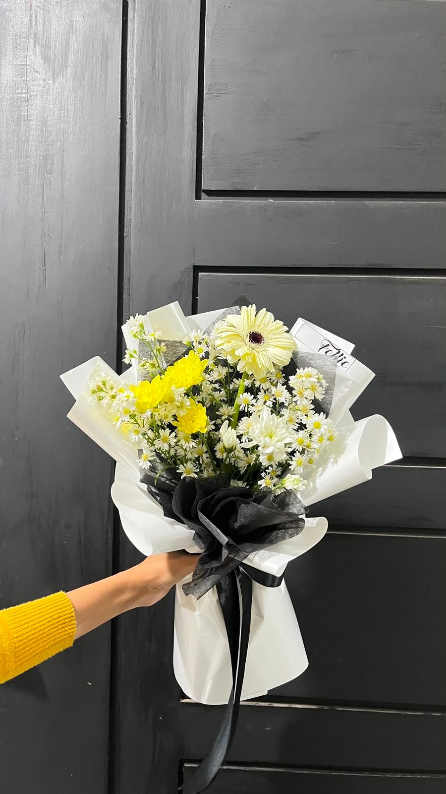 Sunny noir bouquet